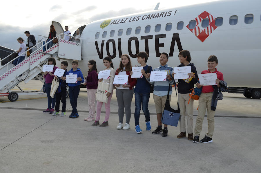 Diez alumnos de Oscos-Eo disfrutan de un bautismo aéreo con Volotea