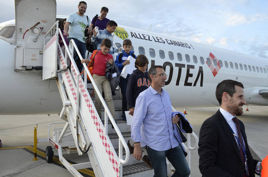 Diez alumnos de Oscos-Eo disfrutan de un bautismo aéreo con Volotea