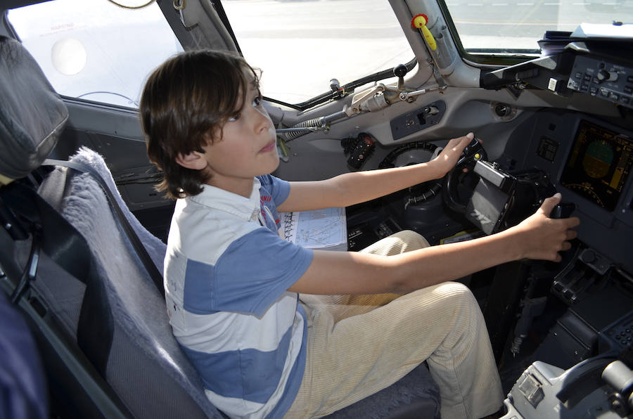 Diez alumnos de Oscos-Eo disfrutan de un bautismo aéreo con Volotea