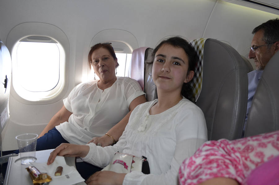 Diez alumnos de Oscos-Eo disfrutan de un bautismo aéreo con Volotea