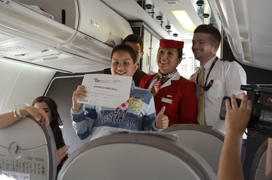 Diez alumnos de Oscos-Eo disfrutan de un bautismo aéreo con Volotea