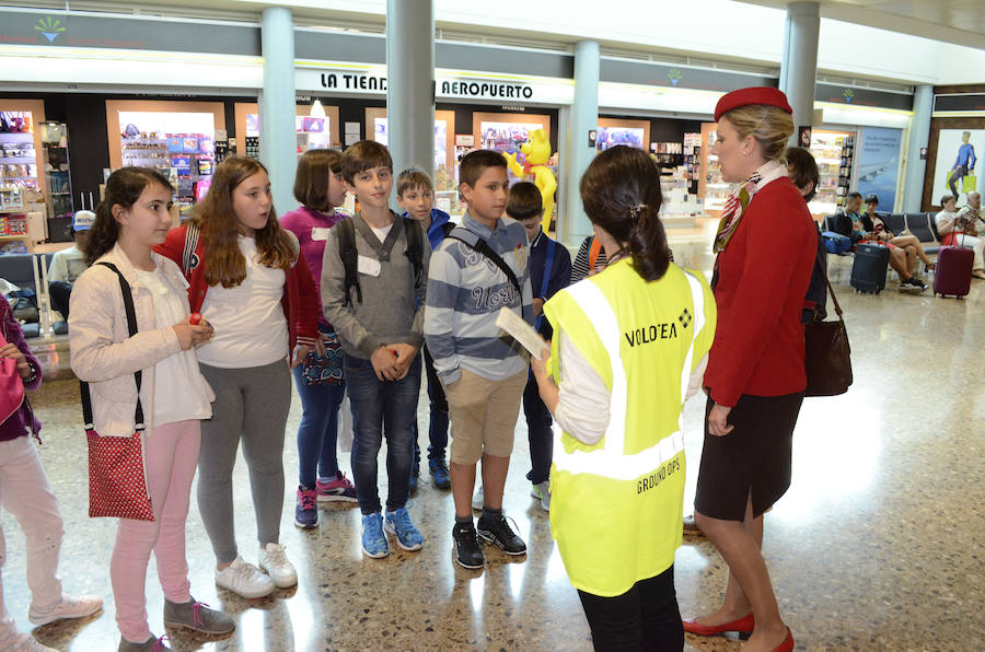 Diez alumnos de Oscos-Eo disfrutan de un bautismo aéreo con Volotea
