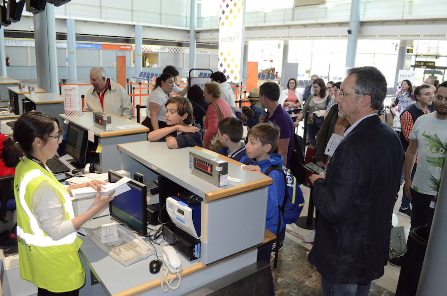 Diez alumnos de Oscos-Eo disfrutan de un bautismo aéreo con Volotea