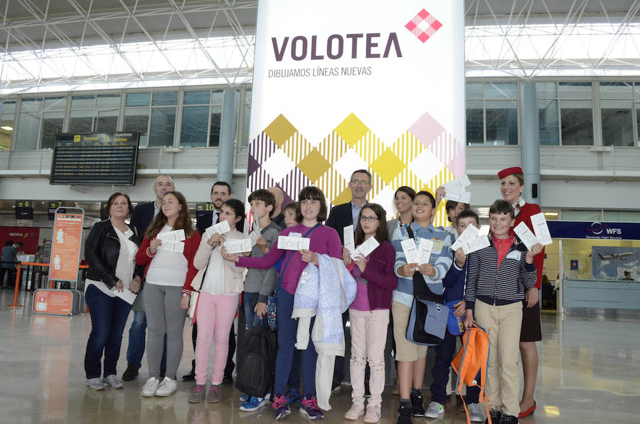 Diez alumnos de Oscos-Eo disfrutan de un bautismo aéreo con Volotea