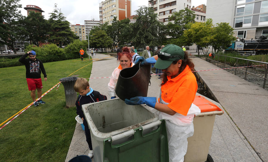 Continúan sacando cangrejos rojos en el estanque de la plaza de Europa