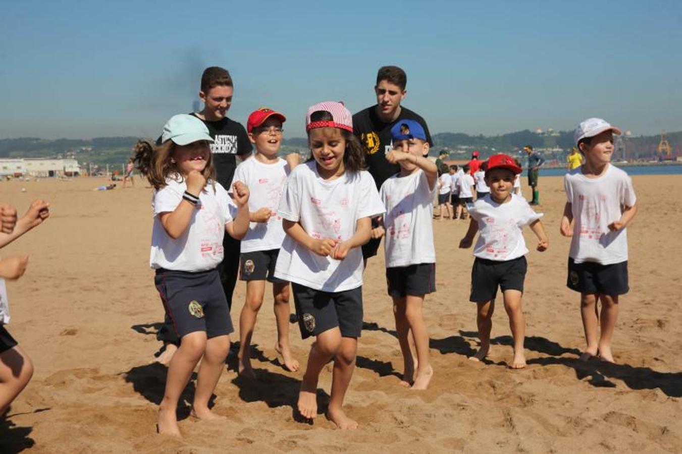 Juegos escolares en la playa de Poniente de Gijón