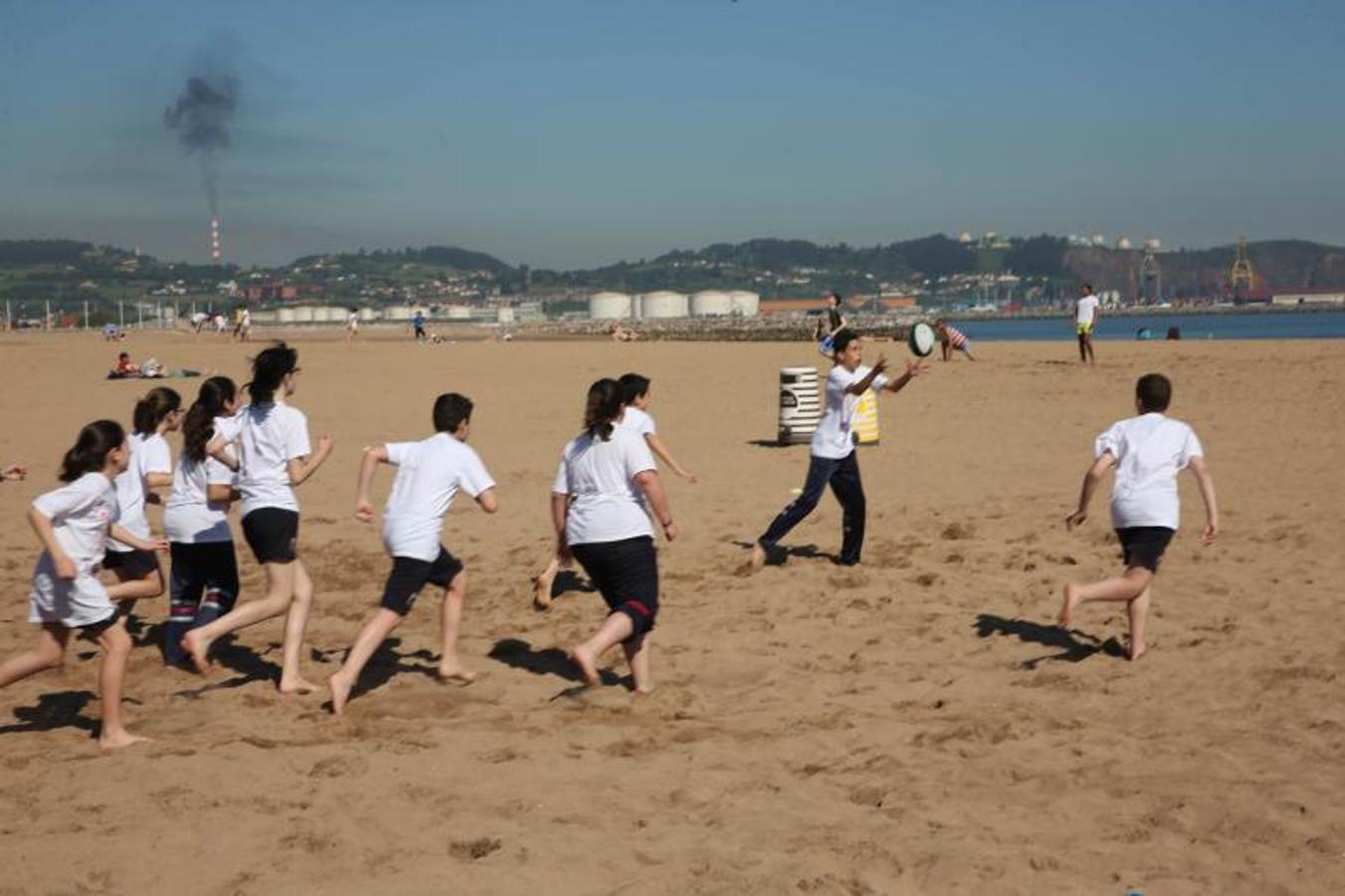 Juegos escolares en la playa de Poniente de Gijón