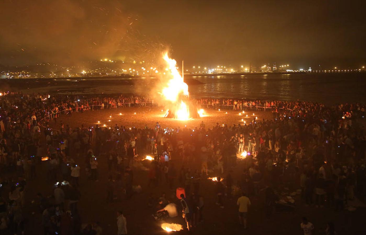 Gijón recibe con fuego al verano