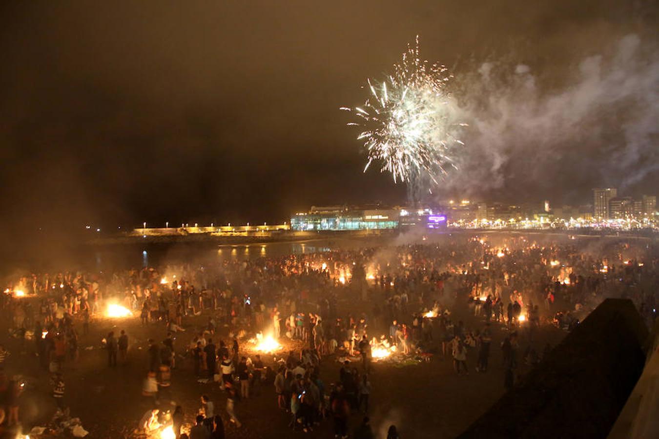 Gijón recibe con fuego al verano