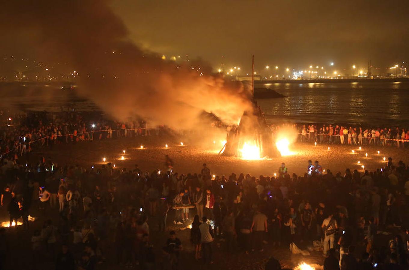 Gijón recibe con fuego al verano