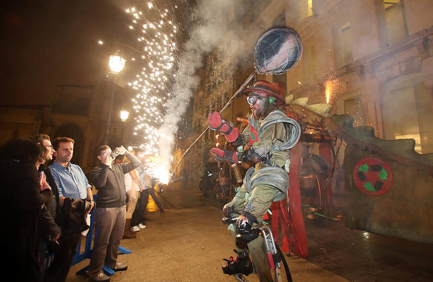 La lluvia no apaga la hoguera de San Juan en Oviedo