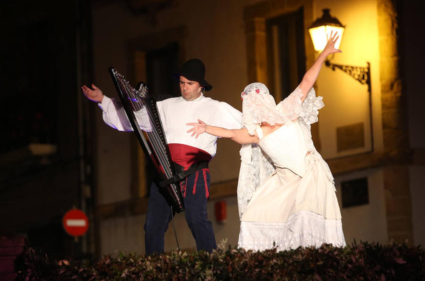 La lluvia no apaga la hoguera de San Juan en Oviedo