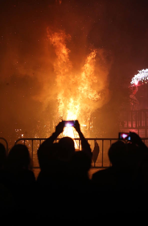 La lluvia no apaga la hoguera de San Juan en Oviedo