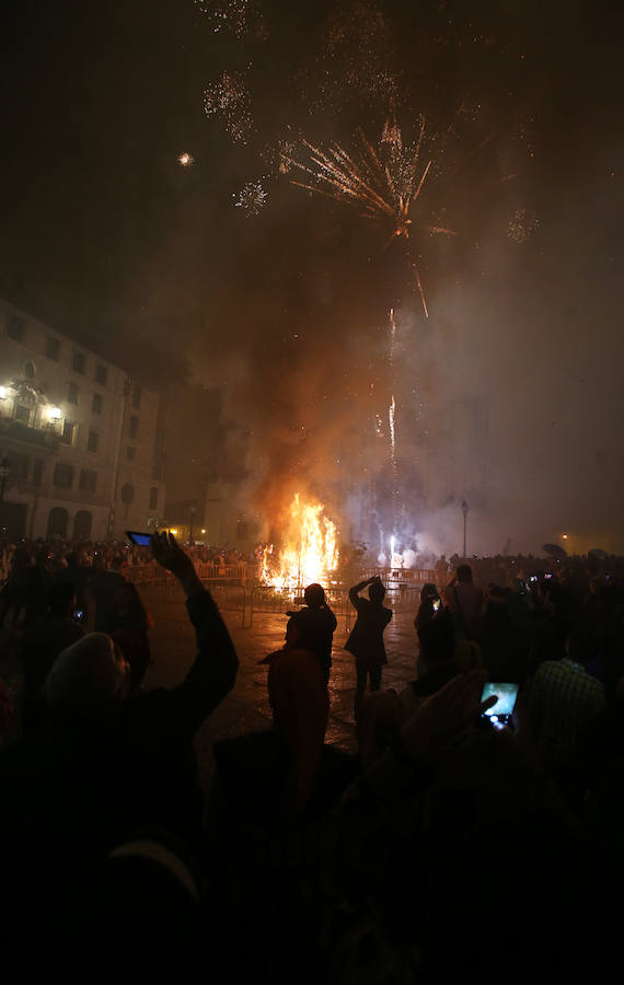 La lluvia no apaga la hoguera de San Juan en Oviedo