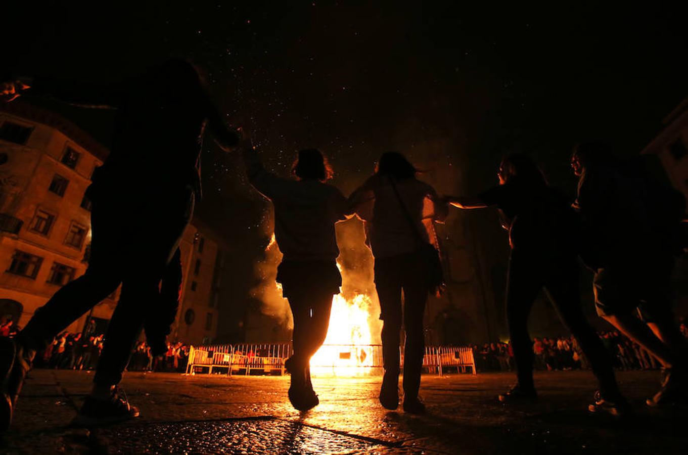 La lluvia no apaga la hoguera de San Juan en Oviedo