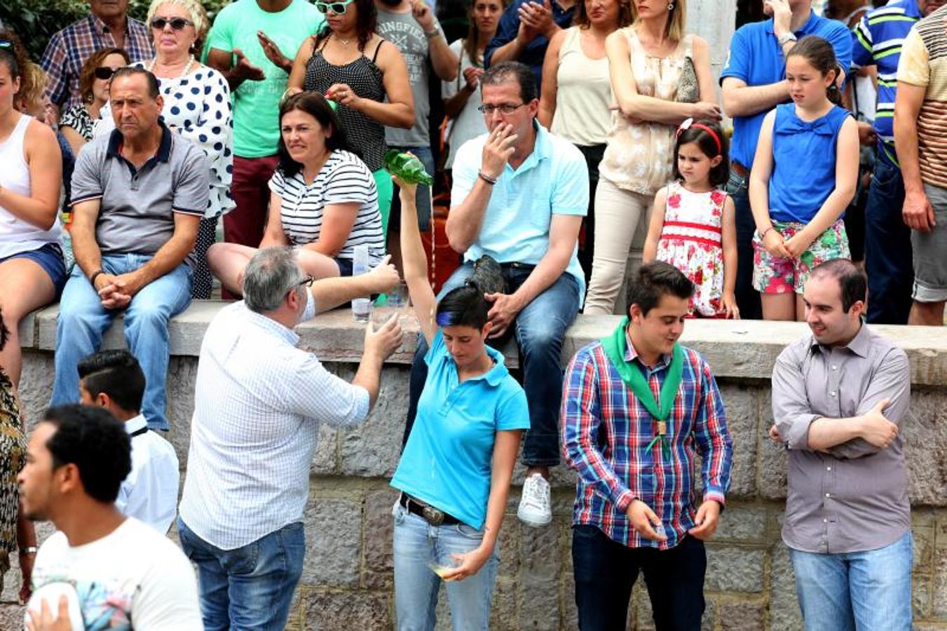 Salvador Ondó gana el Concurso de Escanciadores de Nava