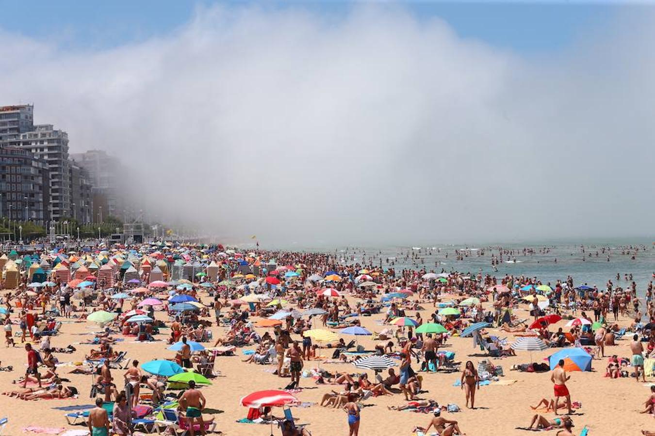 La niebla, protagonista inesperada en un domingo de playa