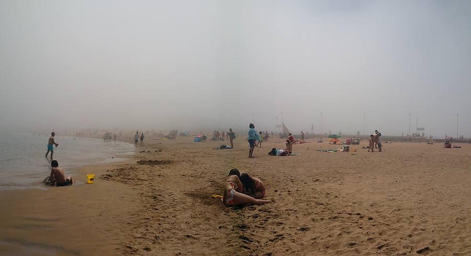 La niebla, protagonista inesperada en un domingo de playa