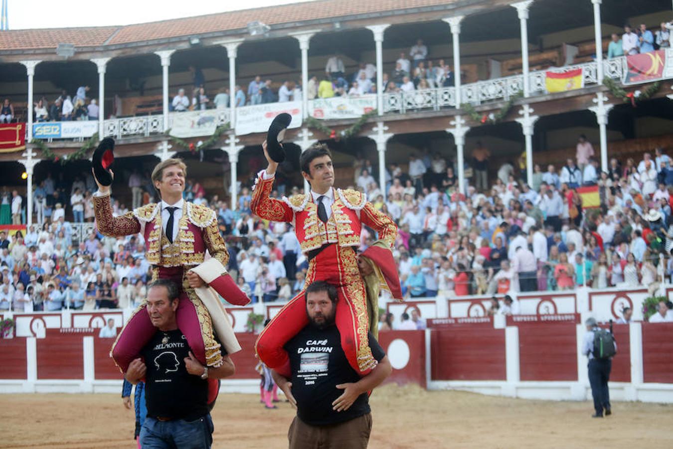 &#039;El Juli&#039; y Perera salen por la puerta grande de El Bibio