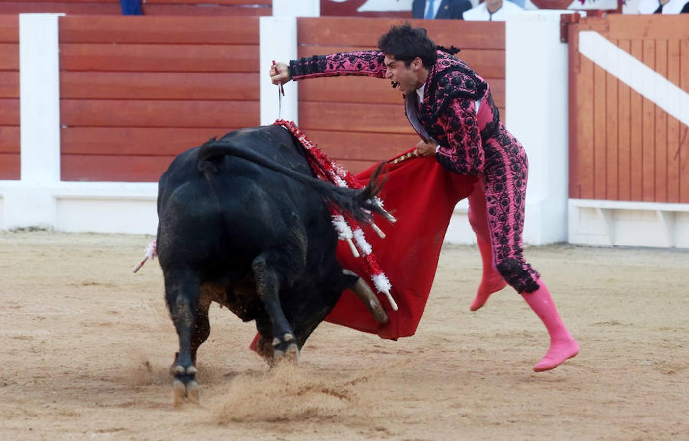 &#039;El Juli&#039; y Perera salen por la puerta grande de El Bibio