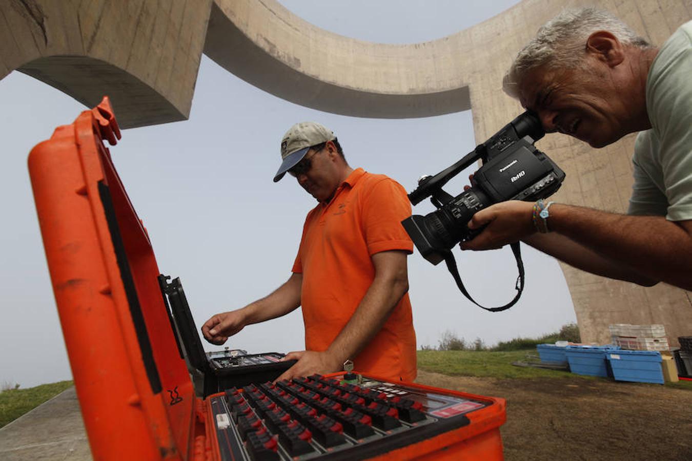 Preparativos para la noche de los fuegos de Gijón