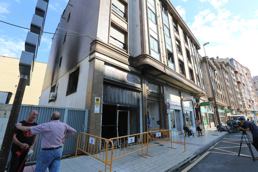 Cuatro heridos por inhalación de humo en un incendio urbano en Avilés