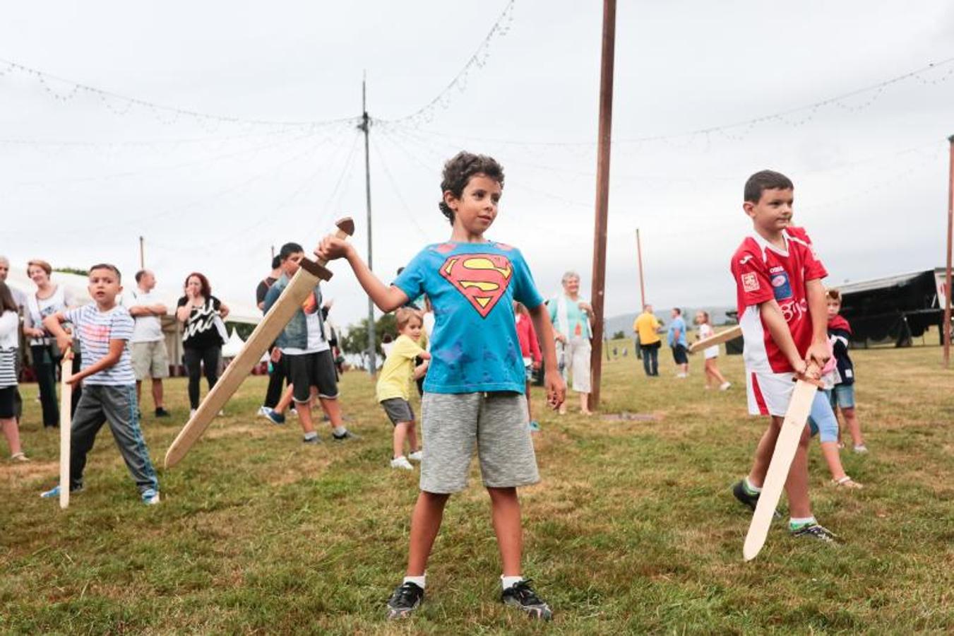 Los más pequeños disfrutan de los juegos en las fiestas de Contrueces