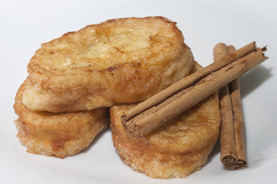 La canela. La canela, al igual que el pimentón, tampoco tiene una fecha exacta de caducidad, aunque pierde aroma con el tiempo.