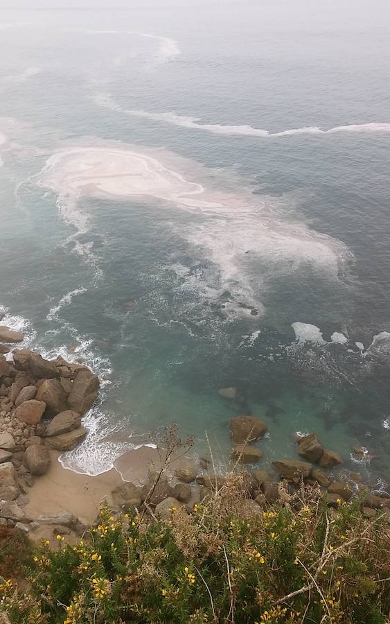 Cierran la playa de La Ñora por un vertido