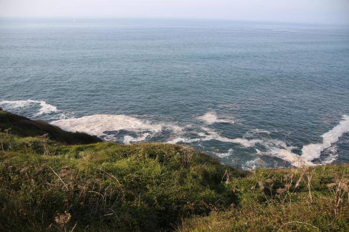 Cierran la playa de La Ñora por un vertido