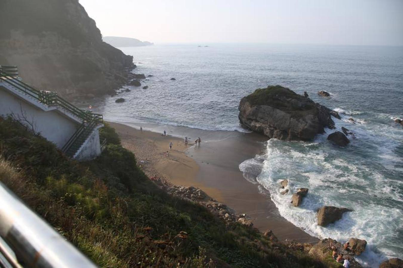 Cierran la playa de La Ñora por un vertido