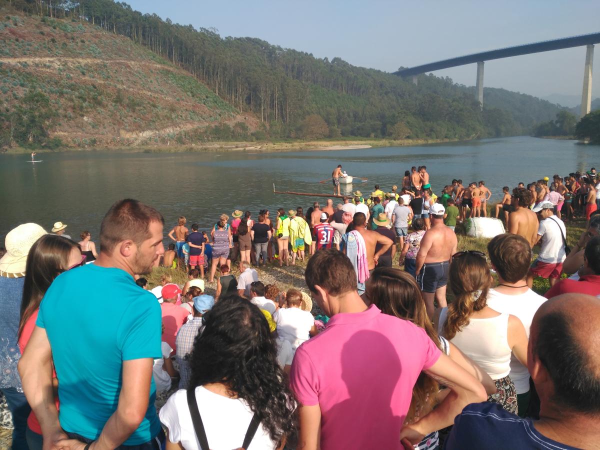 El Seprona vigila la Fiesta del Pato en la playa valdesana de Cueva