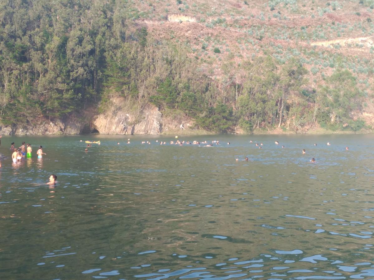 El Seprona vigila la Fiesta del Pato en la playa valdesana de Cueva