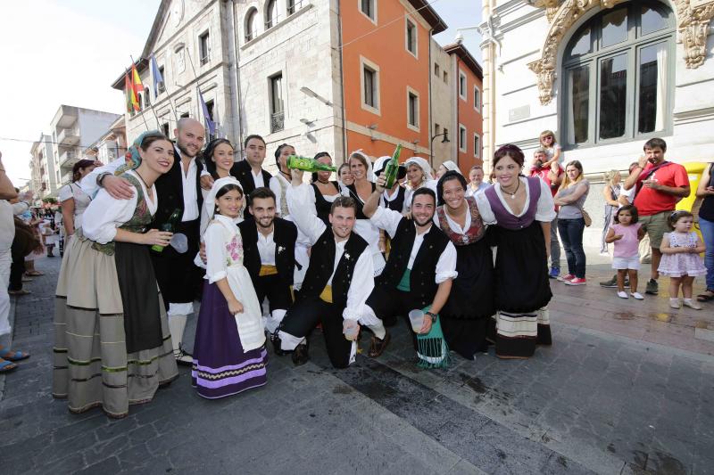 El desfille del Bollu abarrota Llanes