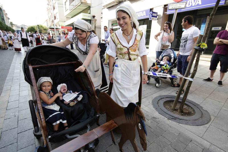 El desfille del Bollu abarrota Llanes