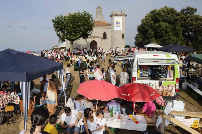 El desfille del Bollu abarrota Llanes