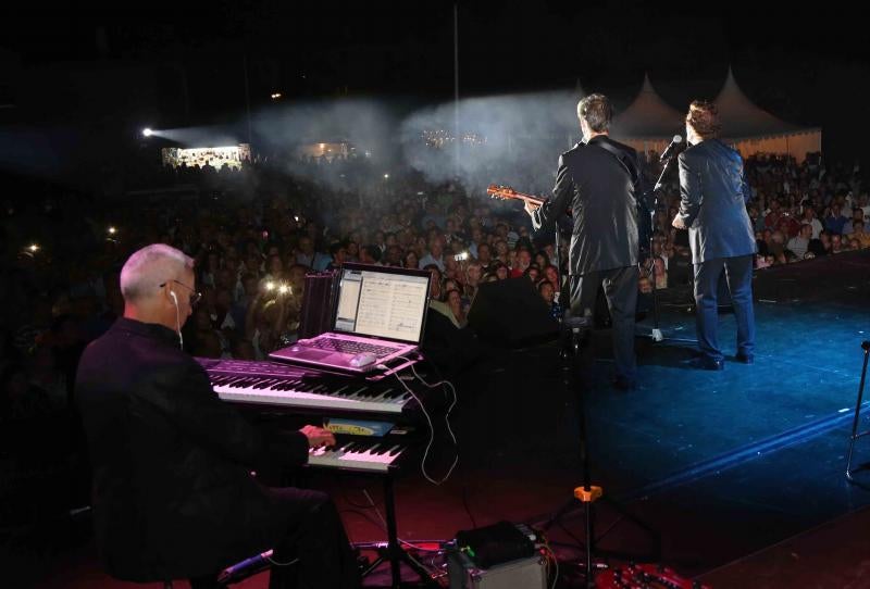 Concierto del Dúo Dinámico en Llanes