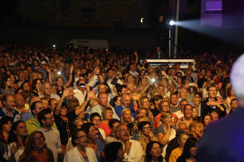 Concierto del Dúo Dinámico en Llanes