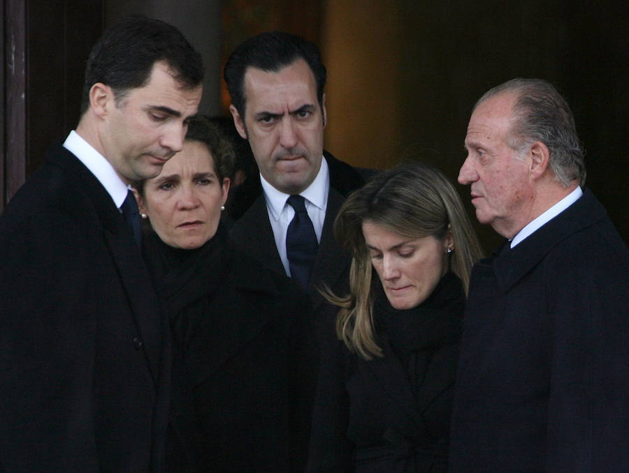 Doña Letizia, a la salida del Tanatorio de la Paz de Madrid, donde fue incinerada su hermana pequeña, Erika, acompañada por el Rey Felipe VI, los duques de Lugo y el Rey don Juan Carlos.