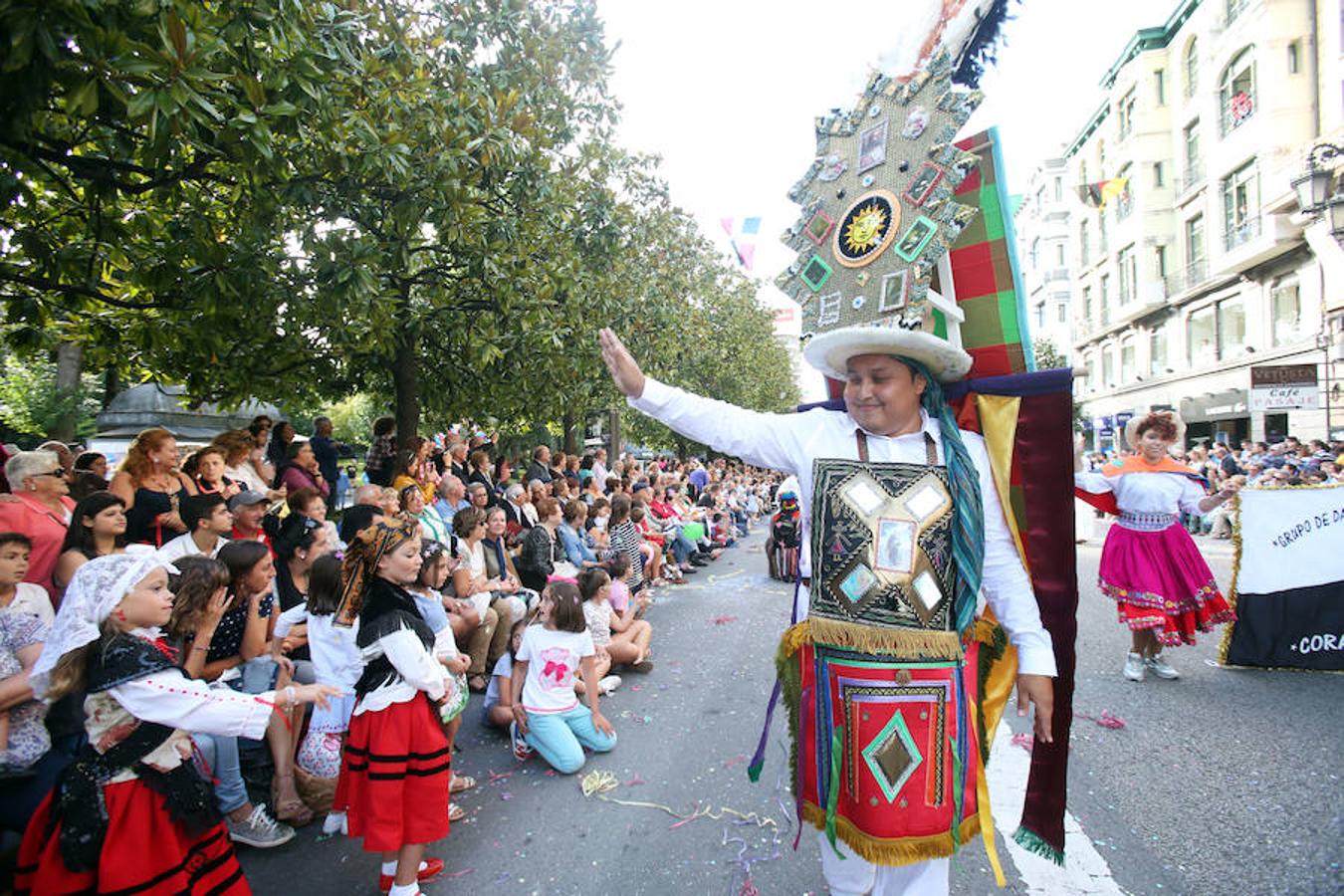 Multitudinaria asistencia al desfile del Día de Amércia en Asturias