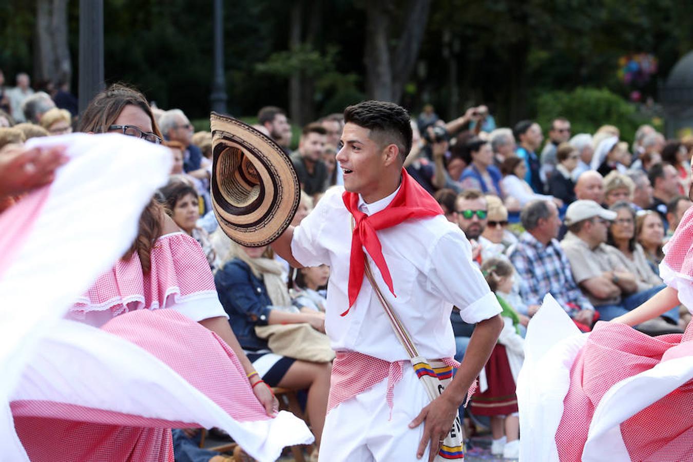 Multitudinaria asistencia al desfile del Día de Amércia en Asturias