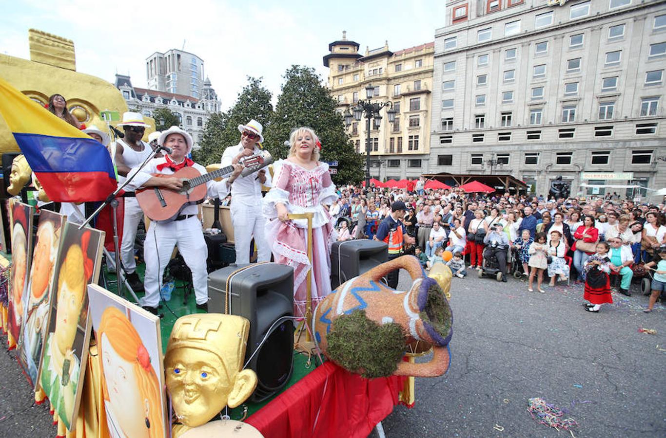 Multitudinaria asistencia al desfile del Día de Amércia en Asturias