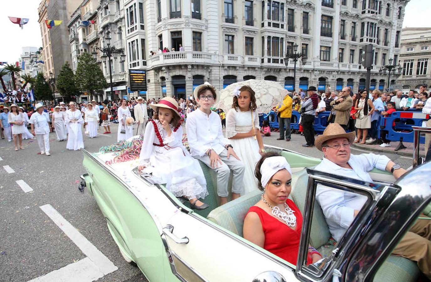 Multitudinaria asistencia al desfile del Día de Amércia en Asturias
