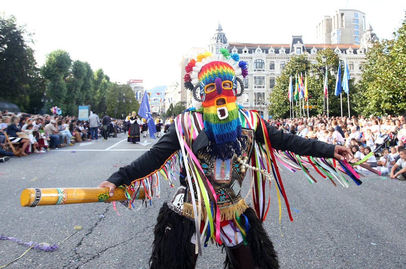 Multitudinaria asistencia al desfile del Día de Amércia en Asturias