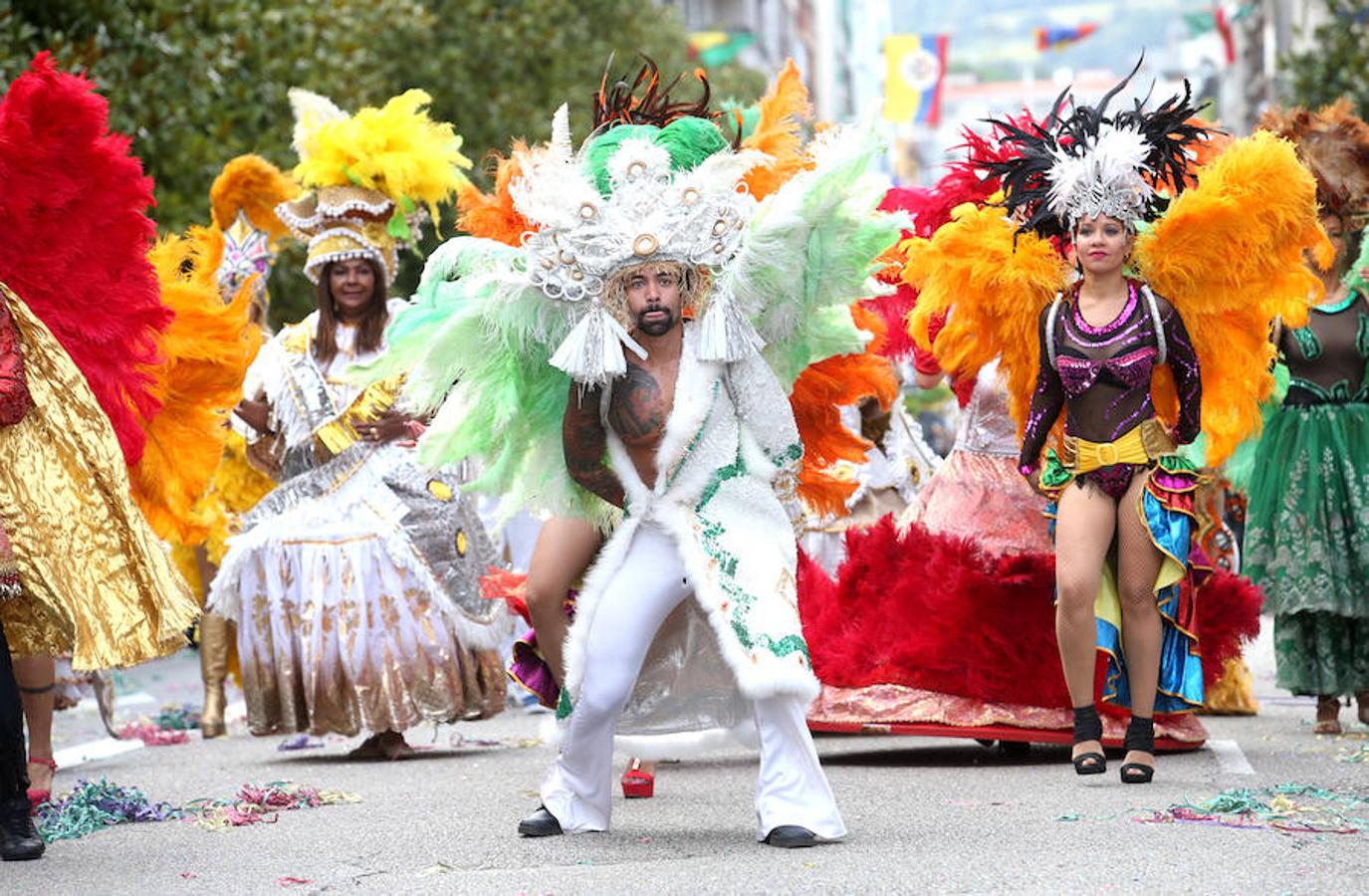 Multitudinaria asistencia al desfile del Día de Amércia en Asturias