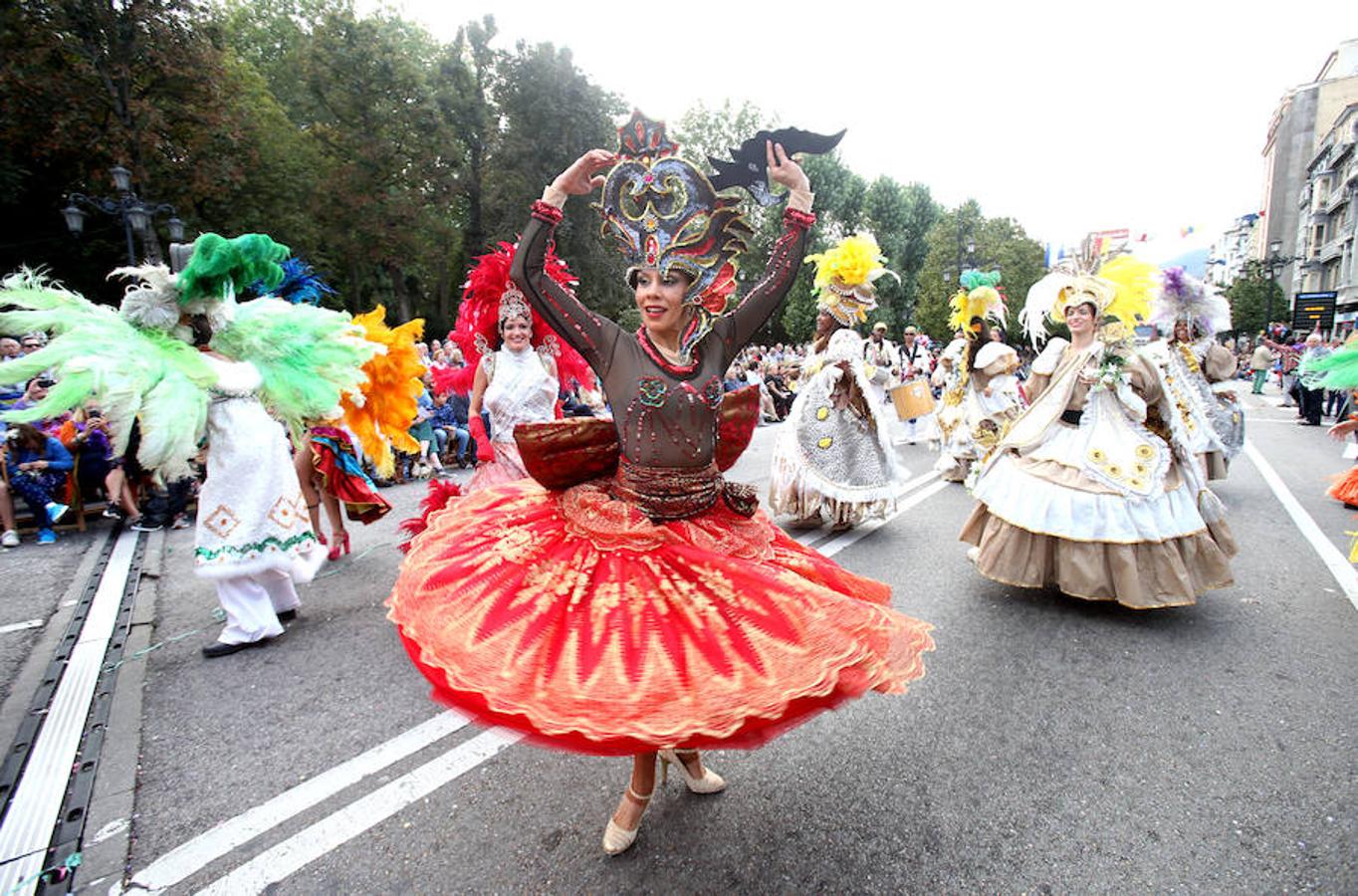 Multitudinaria asistencia al desfile del Día de Amércia en Asturias