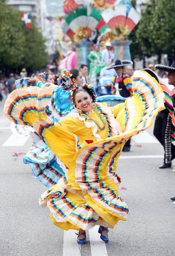 Multitudinaria asistencia al desfile del Día de Amércia en Asturias