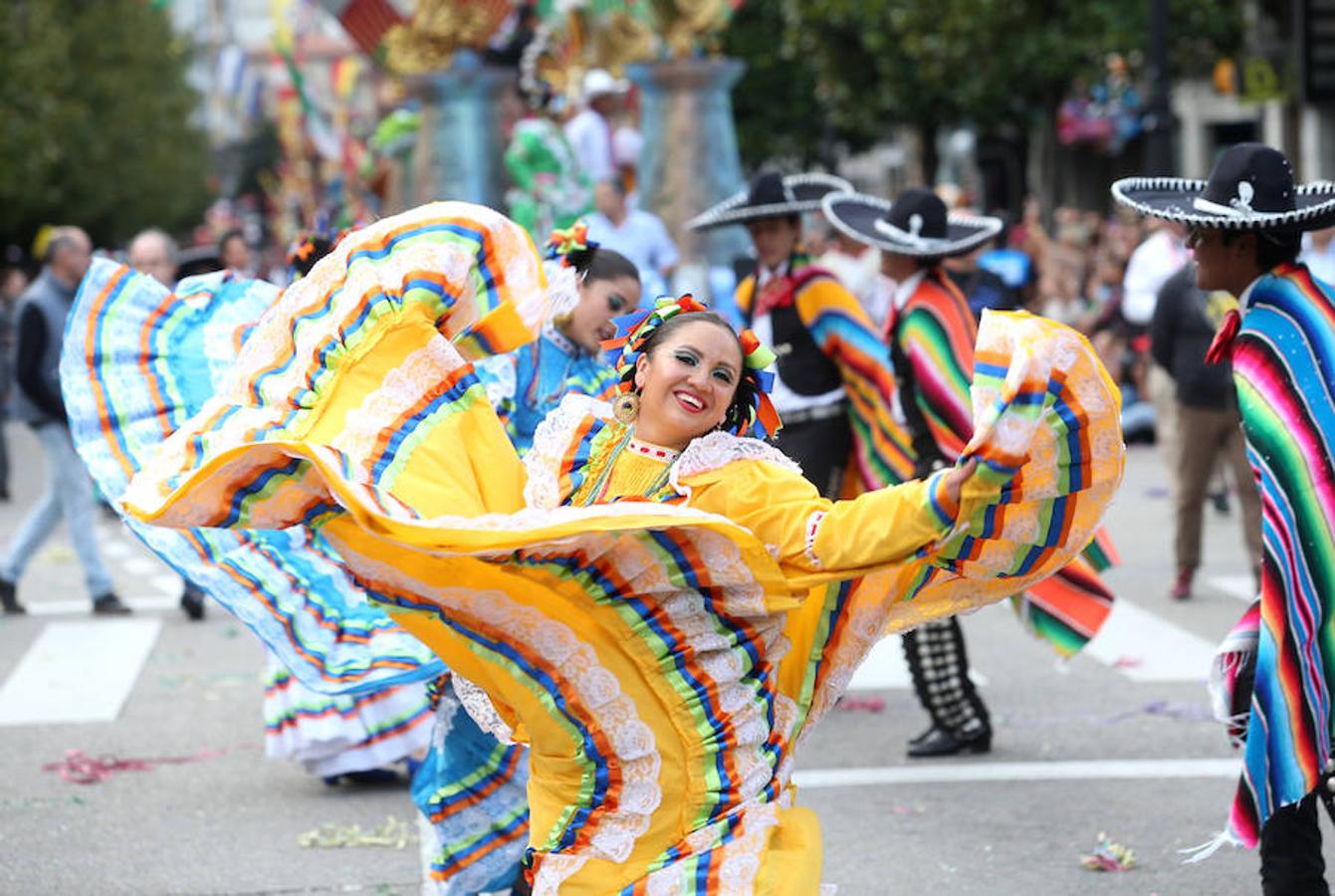 Multitudinaria asistencia al desfile del Día de Amércia en Asturias