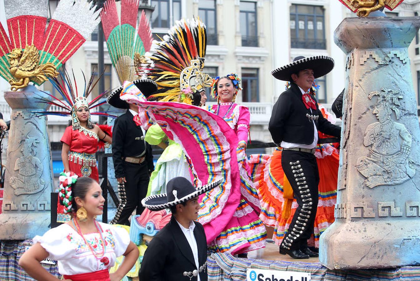Multitudinaria asistencia al desfile del Día de Amércia en Asturias