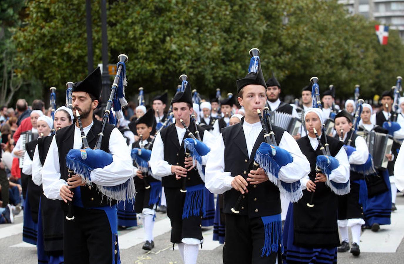 Multitudinaria asistencia al desfile del Día de Amércia en Asturias